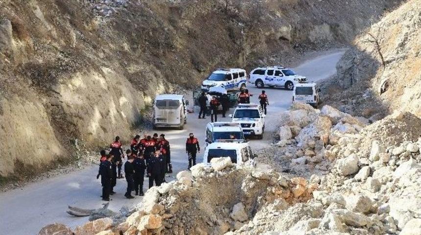 Polisten Ka&ccedil;an Ş&uuml;pheliler Yayayı Ezdi