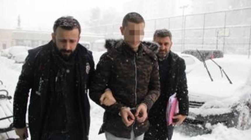 Sokağa &Ccedil;işini Yapanı Uyarınca Kurusıkı Tabancayla Ağır Yaralandı