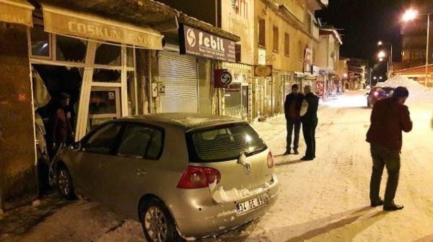 Buzlanan Yolda Kayan Otomobil Işyerine Girdi