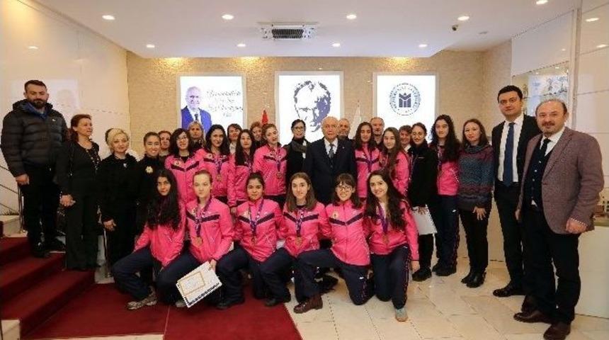 Buzun Krali&ccedil;eleri Okulda Da Başarılı