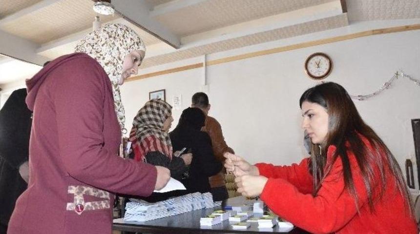 Suriyeli Muhta&ccedil; Ailelere Kızılay Kart Dağıtıldı