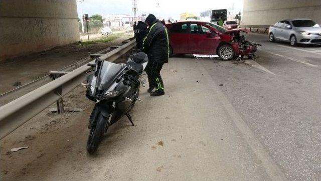 Kaza Yapan Motosiklete Vurmamak İçin Bariyerlere Çarptı