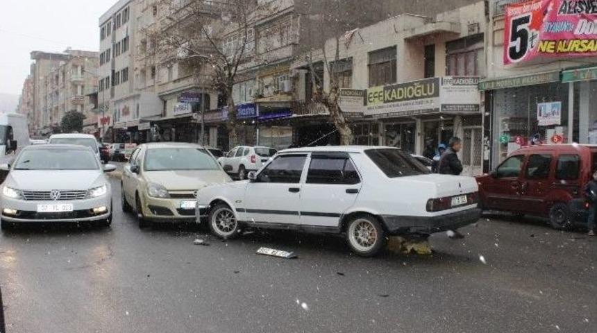 Zincirleme Kazada Maddi Hasar Meydana Geldi