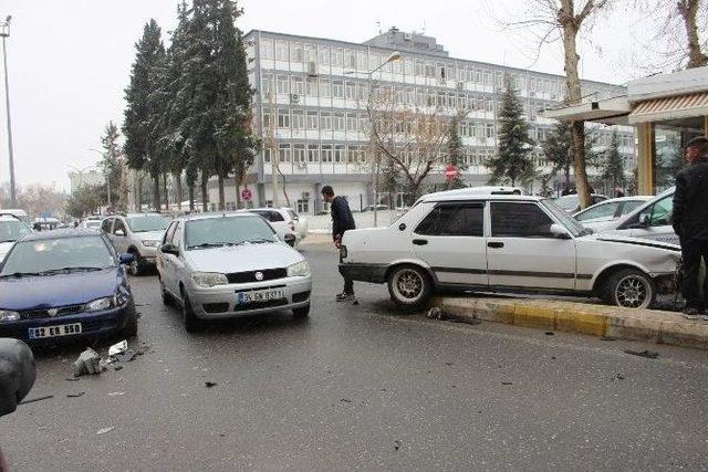 Zincirleme Kazada Maddi Hasar Meydana Geldi