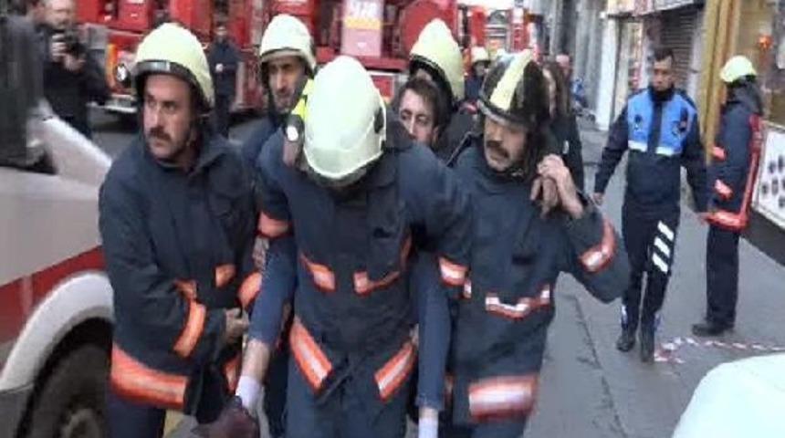 Beyoğlu'ndaki Yangın İstiklal Caddesi'ndeki Iş Merkezine De Sı&ccedil;radı