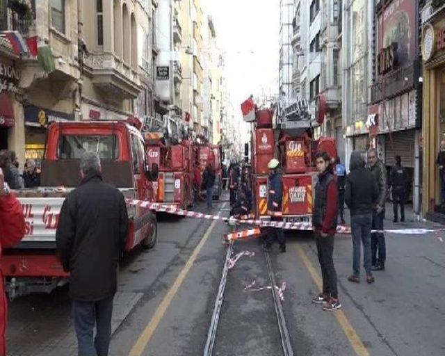 Beyoğlu'ndaki Yangın İstiklal Caddesi'ndeki Iş Merkezine De Sıçradı