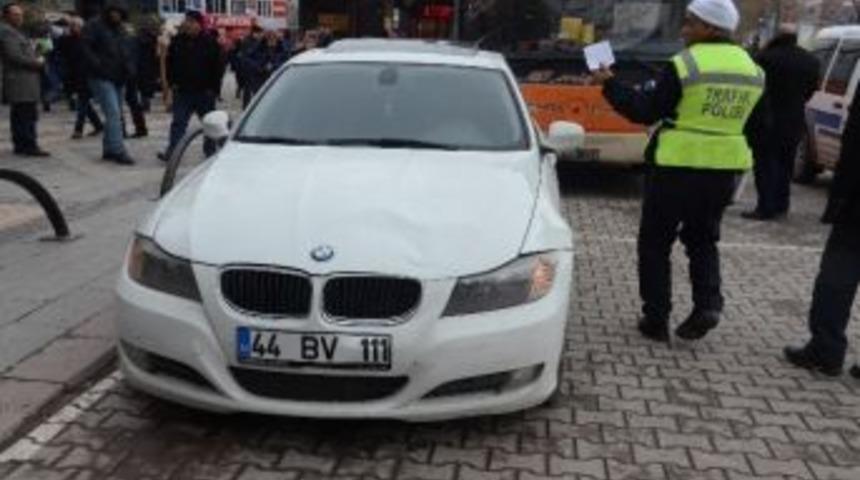 Buzda Kayan Ara&ccedil; Otob&uuml;s Durağına Daldı