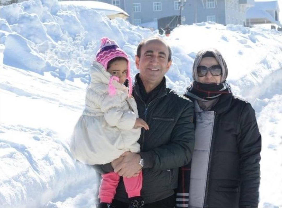 Yıldırımlı &Ccedil;ocuklar Kayak &Ouml;ğreniyor