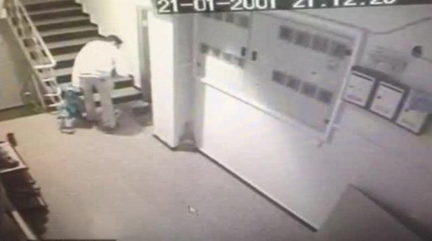 Aile Sağlık Merkezi&rsquo;ni Soyan Hırsızla G&uuml;venlik Kamerasında