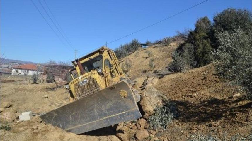 Yol &Ccedil;alışması Yapan İş Makinesi Devrildi: 1 Yaralı