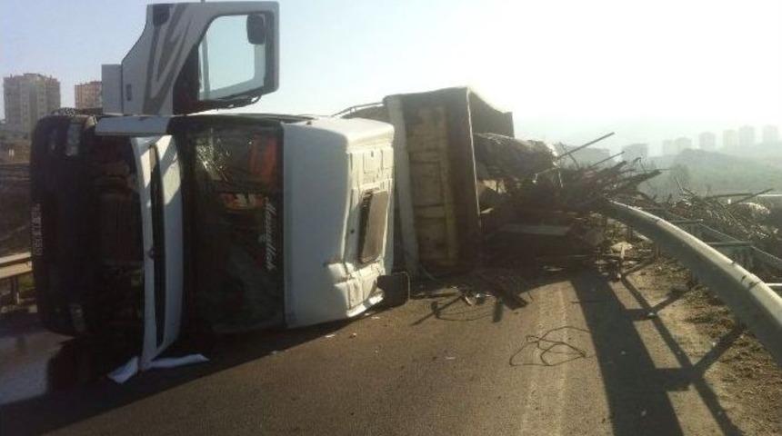 Hurda Y&uuml;kl&uuml; Tır Devrildi