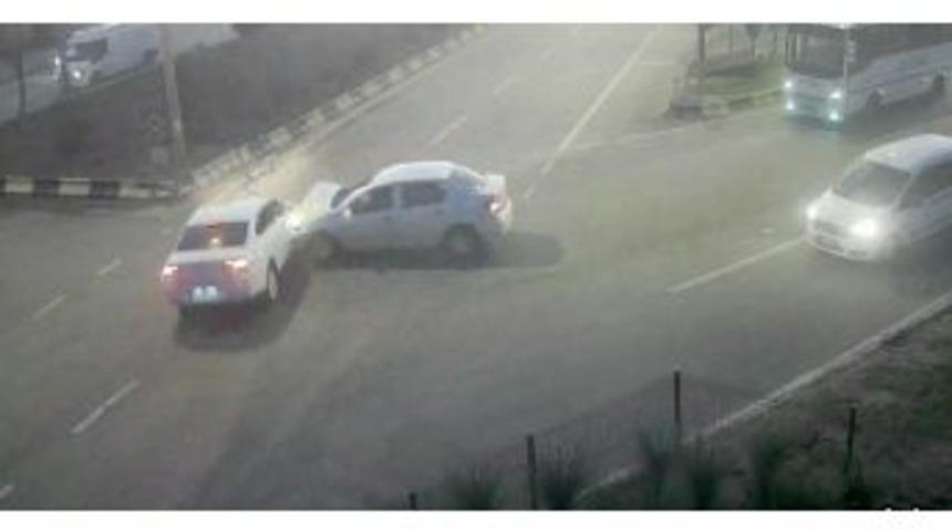 Otomobillerin &Ccedil;arpışması Saniye Saniye Kameraya Yansıdı