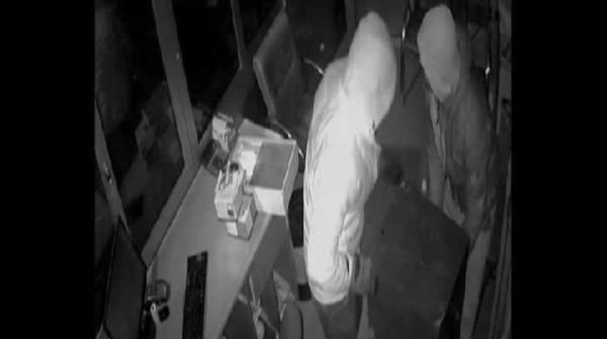 Hırsızlar G&uuml;venlik Kamerasında