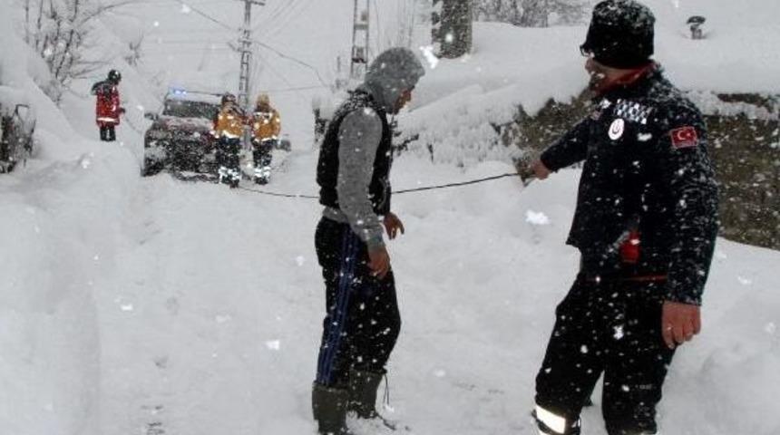 Rize'de 348 K&ouml;y Yolu Kardan Kapalı (3)