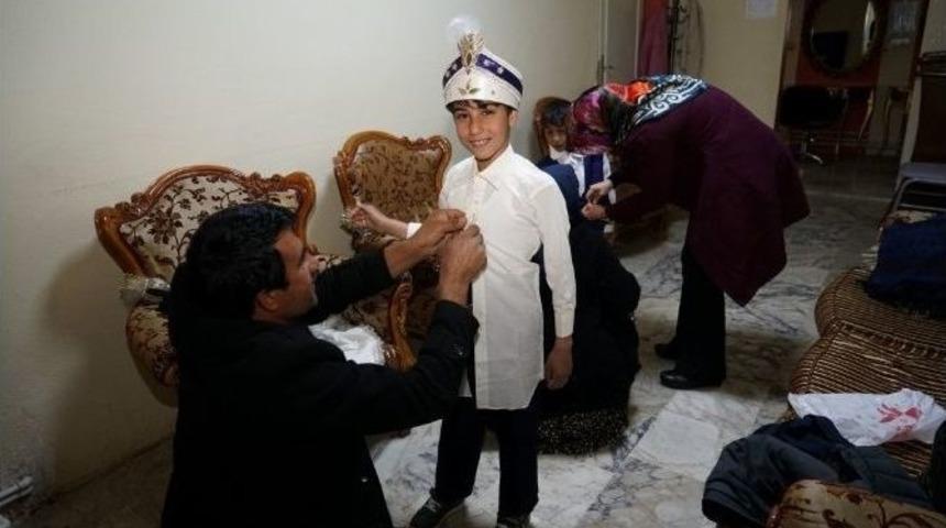 Adıyaman Belediyesi Maddi Durumu Olmayan İki Kardeşi S&uuml;nnet Ettirdi