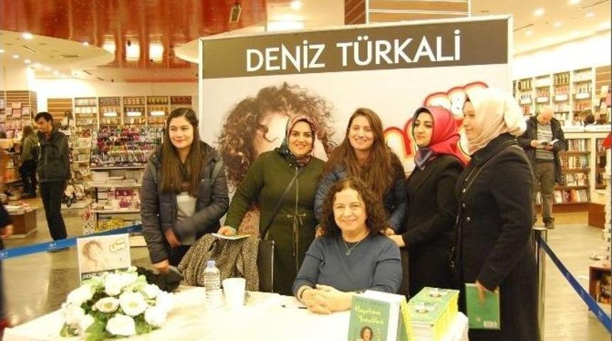 Deniz T&uuml;rkali Forum Mersin&rsquo;de Kitabını İmzaladı