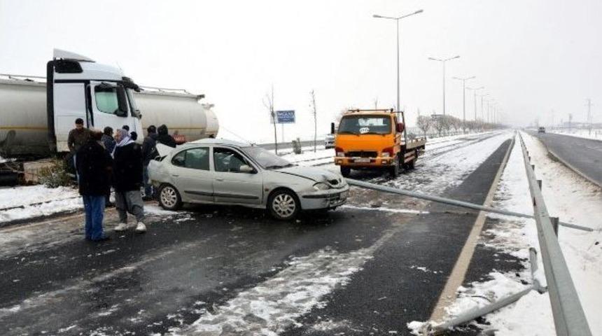 Yoldan &Ccedil;ıkan Ara&ccedil;lar Aydınlatma Direklerini Devirdi