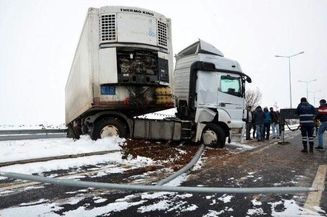 Yoldan Çıkan Araçlar Aydınlatma Direklerini Devirdi