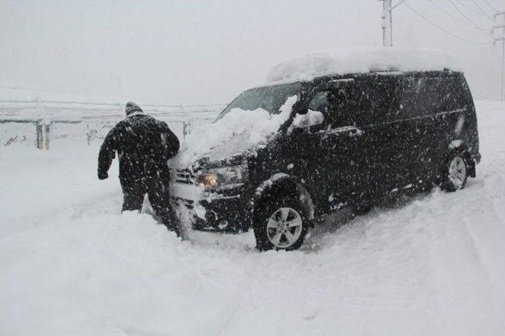 Rize’de Kar Hayatı Felç Etti