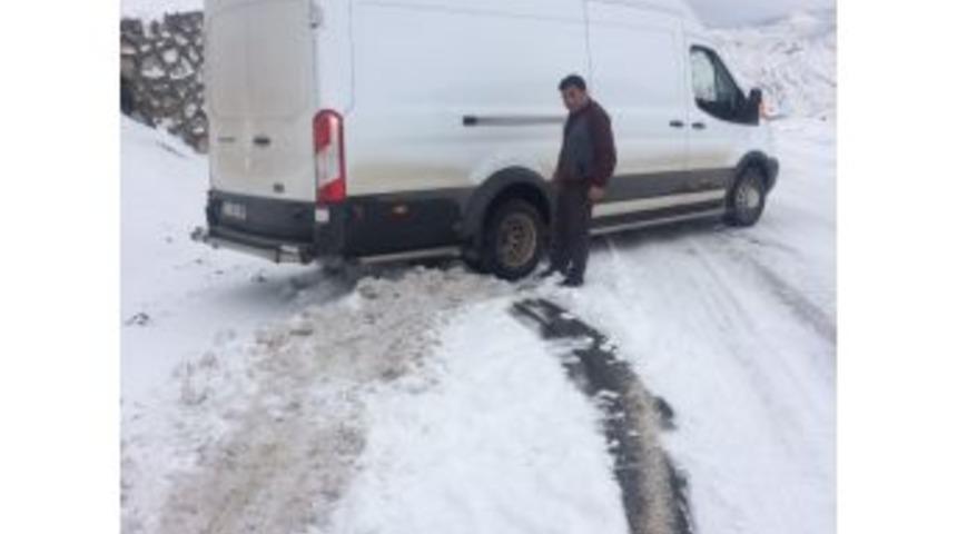 Yoğun Kar Yağışı S&uuml;r&uuml;c&uuml;lere Zor Anlar Yaşattı