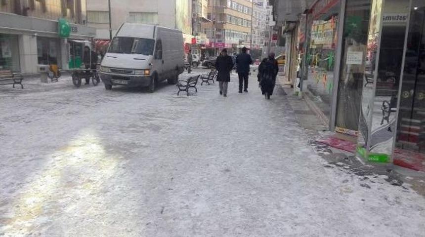 Kaldırımdaki Halılar Da Buz Tuttu