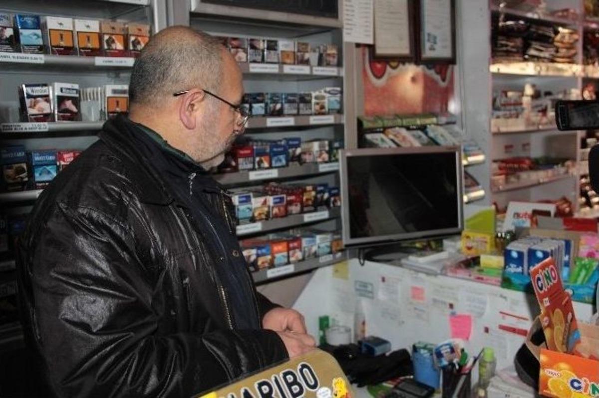 Hırsızlık &Ccedil;etesi, &Ccedil;ocuğu Kullanarak 20 Saniyede Marketin Kasasını Boşalttı