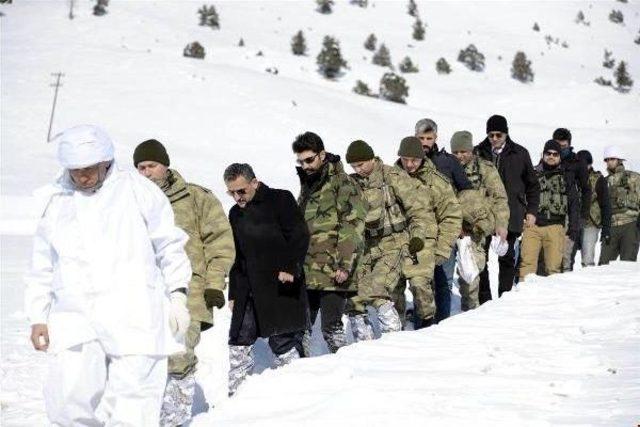 Tunceli Valisi Kaymak'tan 2 Metrelik Karda Operasyon Yapan Askerlere Ziyaret