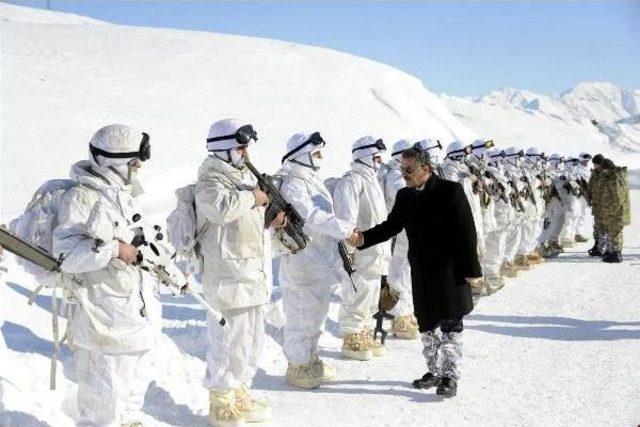 Tunceli Valisi Kaymak'tan 2 Metrelik Karda Operasyon Yapan Askerlere Ziyaret