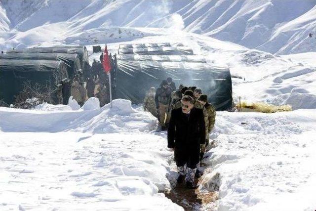 Tunceli Valisi Kaymak'tan 2 Metrelik Karda Operasyon Yapan Askerlere Ziyaret