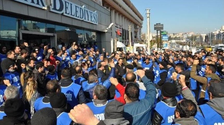 Karabağlar&rsquo;da Belediye İş&ccedil;ileri Greve Gitti