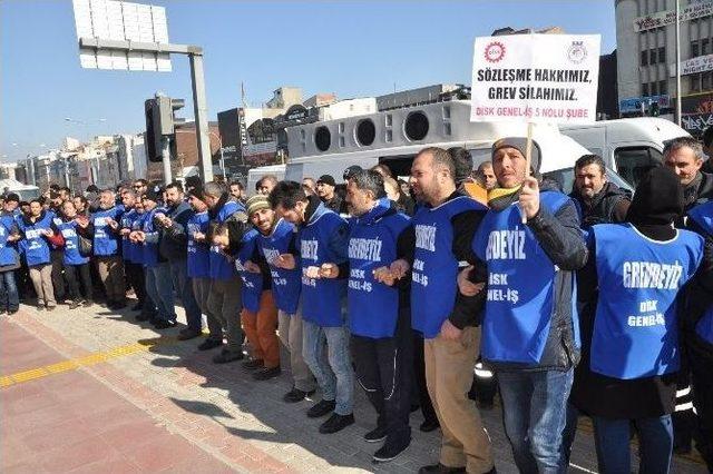 Karabağlar’da Belediye İşçileri Greve Gitti