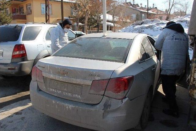 Silahının Emniyetini Kontrol Ederken Kendini Vurdu