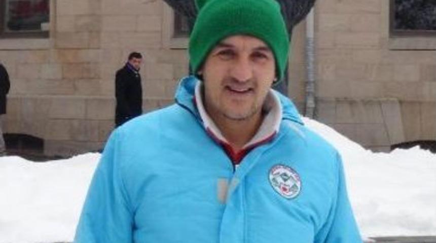 Montunu K&ouml;peğin &Uuml;zerine &Ouml;rten Iş&ccedil;iye Takdir Belgesi, Altın Ve Yeni Mont