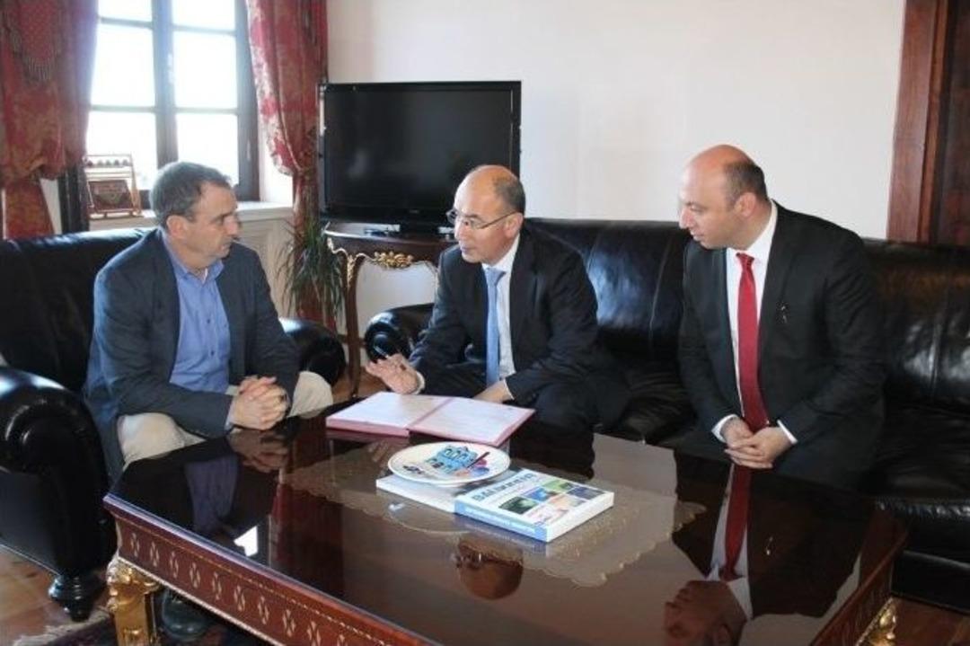 Ayvalık&rsquo;ta Protokol &Uuml;yeleri &Ouml;ğrencilere Kitap Okuyacaklar