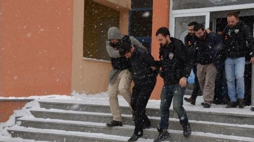 Hakkari&rsquo;de Uyuşturucu Operasyonu: 13 G&ouml;zaltı