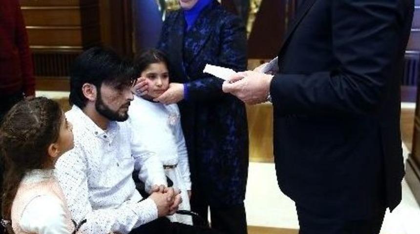 Babasına G&ouml;zlerini Vermek İsteyen Suriyeli G&ouml;zyaşı, Erdoğan&rsquo;ın Misafiri Oldu