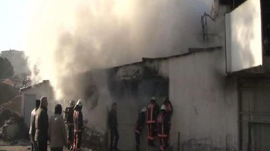 Sultanbeyli'de Bir Işyerinde Yangın &Ccedil;ıktı