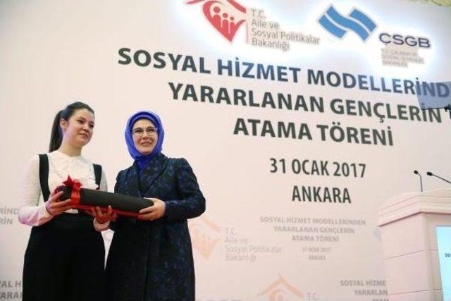 Emine Erdoğan: Toplumun Emaneti Olan Evlatlarımızı Donatarak Yine Toplum Hizmetine Uğurluyoruz