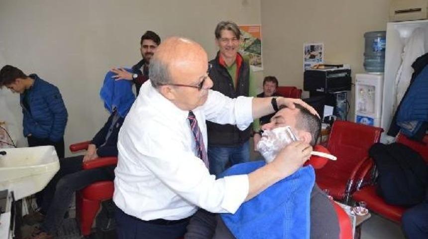 Başkan Esnaf Ziyaretinde Vatandaşı Tıraş Etti