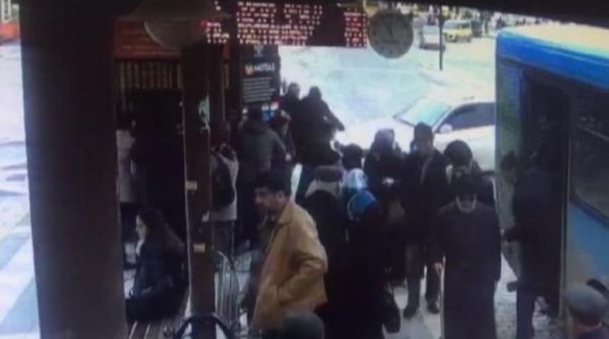 Otomobil Otobüs Durağına Daldı: 1 Ölü, 1 Yaralı