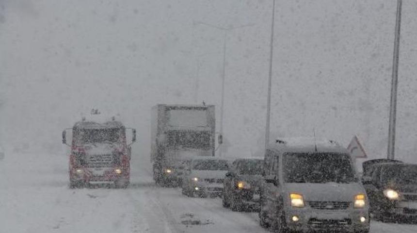 Yolda Kalan Araçları Üzerlerine Oturarak Kurtardılar (3)