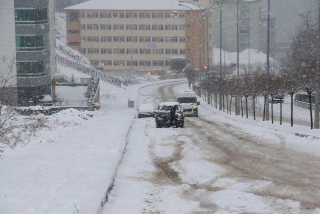 Yolda Kalan Araçları Üzerlerine Oturarak Kurtardılar (3)