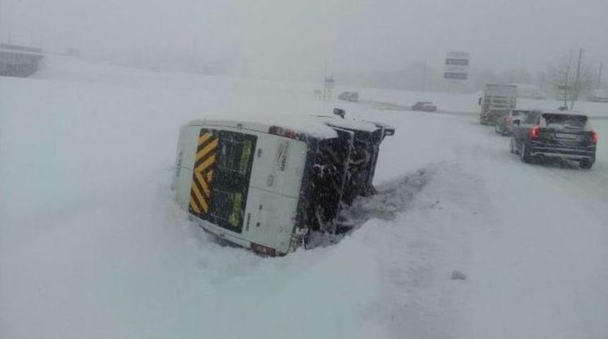 Samsun&rsquo;da Buzdan Kayan Minib&uuml;s Devrildi: 5 Yaralı