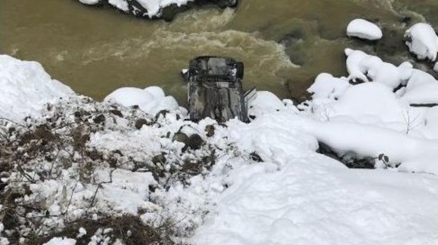 Giresun&rsquo;da Trafik Kazası: 1 &Ouml;l&uuml;, 2 Yaralı