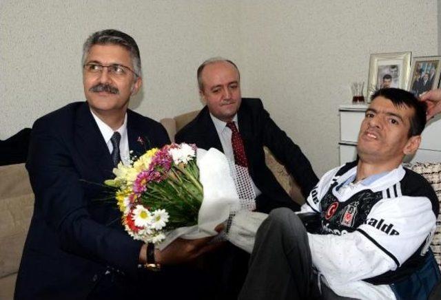 Beşitaşlı Başsavcı'dan Engelli Taraftara Imzalı Bjk Forması