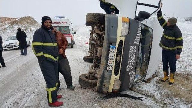 Kahta'da Kamyonet Şarampole Devrildi: 4 Yaralı