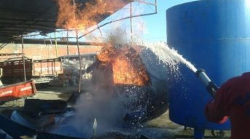 Alev Alan Yağ Tankını İtfaiye S&ouml;nd&uuml;rd&uuml;