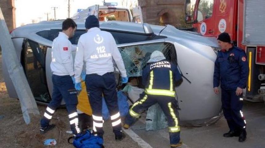 Otomobille Kaza Yapan Kardeşlerden Biri &Ouml;ld&uuml;