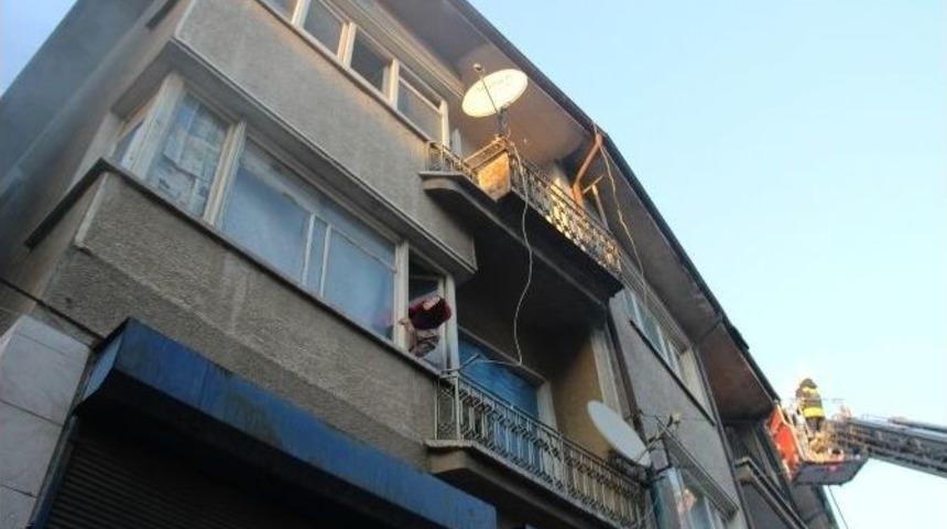 Suriyelilerin Kaldığı Apartmanın &Ccedil;atısında Yangın