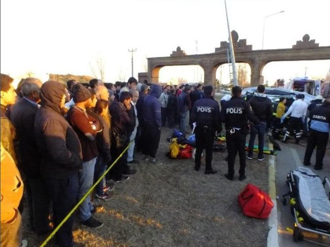 Antalya&rsquo;da Feci Kaza İki Kardeşi Ayırdı